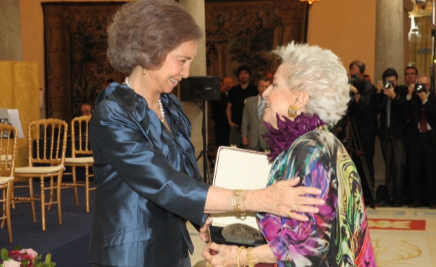 Su Majestad la Reina entrega el Premio Yehudi Menuhin a la Integrafción de las Artes y la Educación 2014 a la mezzosoprano, Teresa Berganza